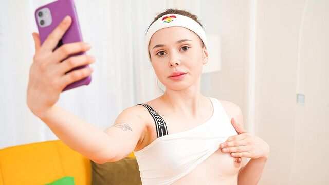 Спортивная телочка сделала минет и решила сексом заняться вместо йоги...