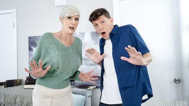 Зрелую блондинку с большими дойками трахает молодой парень от первого лица...