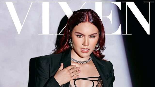 Рыжая красотка с натуральными сиськами делает минет своему любовнику...