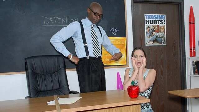 Студентка в кроссовках сделала отличный минет темнокожему учителю...
