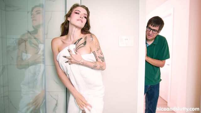 Гибкая девица умеет отлично делать минет и трахаться в упругую попку...