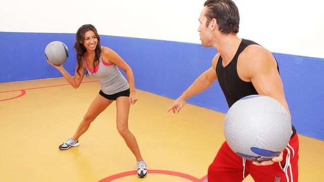 Гибкая брюнетка с упругими сиськами умеет трахаться в любой позе...