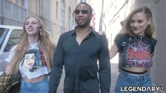 Две блондинки дружно сосут крепкий ствол одного негра в порно втроем...