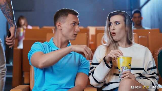 Страстная милфа с большими дойками повеселилась в кинотеатре с парнем