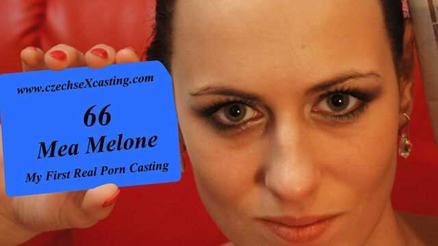 Опытная проститутка в сетчатых чулках делает шикарный минет клиенту...