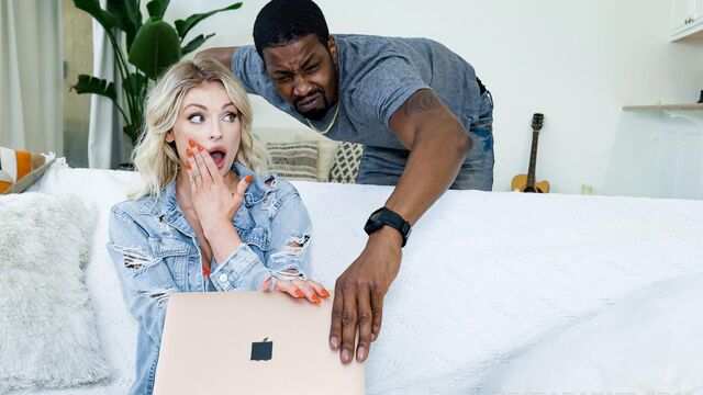 Большим черным членом трахнул блондинку в глотку а потом и в тугую киску...