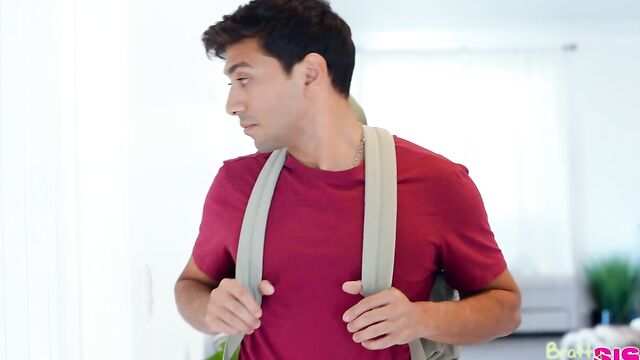 Сводная сестра сделала минет своему брату со сладким членом