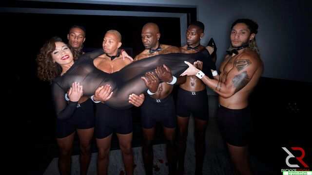 Девице с большой жопой устроили ганг-банг с двойным проникновением