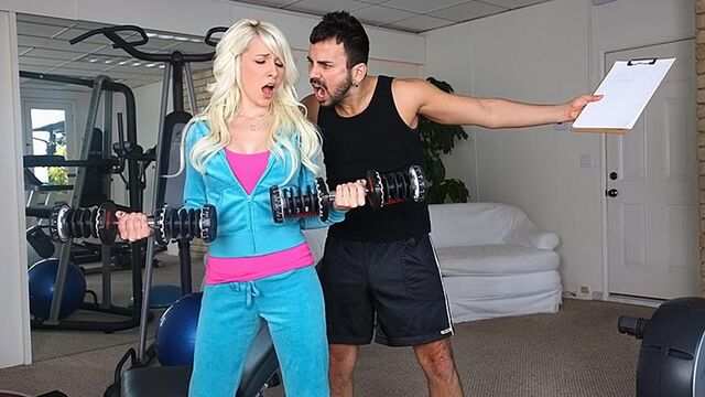 Блондинка сначала подумала что это такая тренировка но это был секс