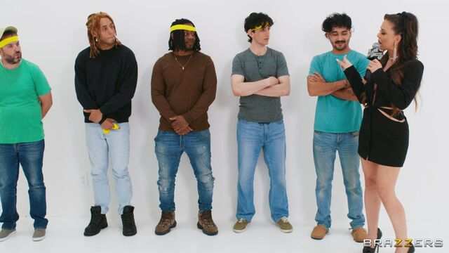 Горячие сучки с большими дойками позвали парней для группового веселья