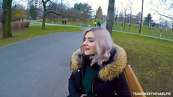 Блондинка повелась на пикапера и согласилась участвовать в съемке минета от первого лица