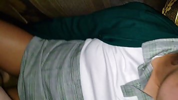 Парень задрал юбочку своей подружки и снял с ней секс от первого лица...